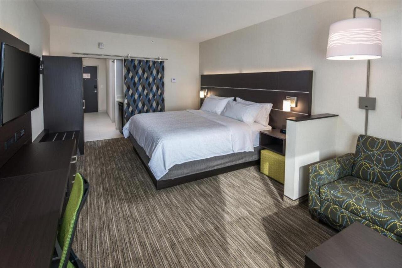 Holiday Inn Express & Suites Kelowna - East By Ihg Exterior photo