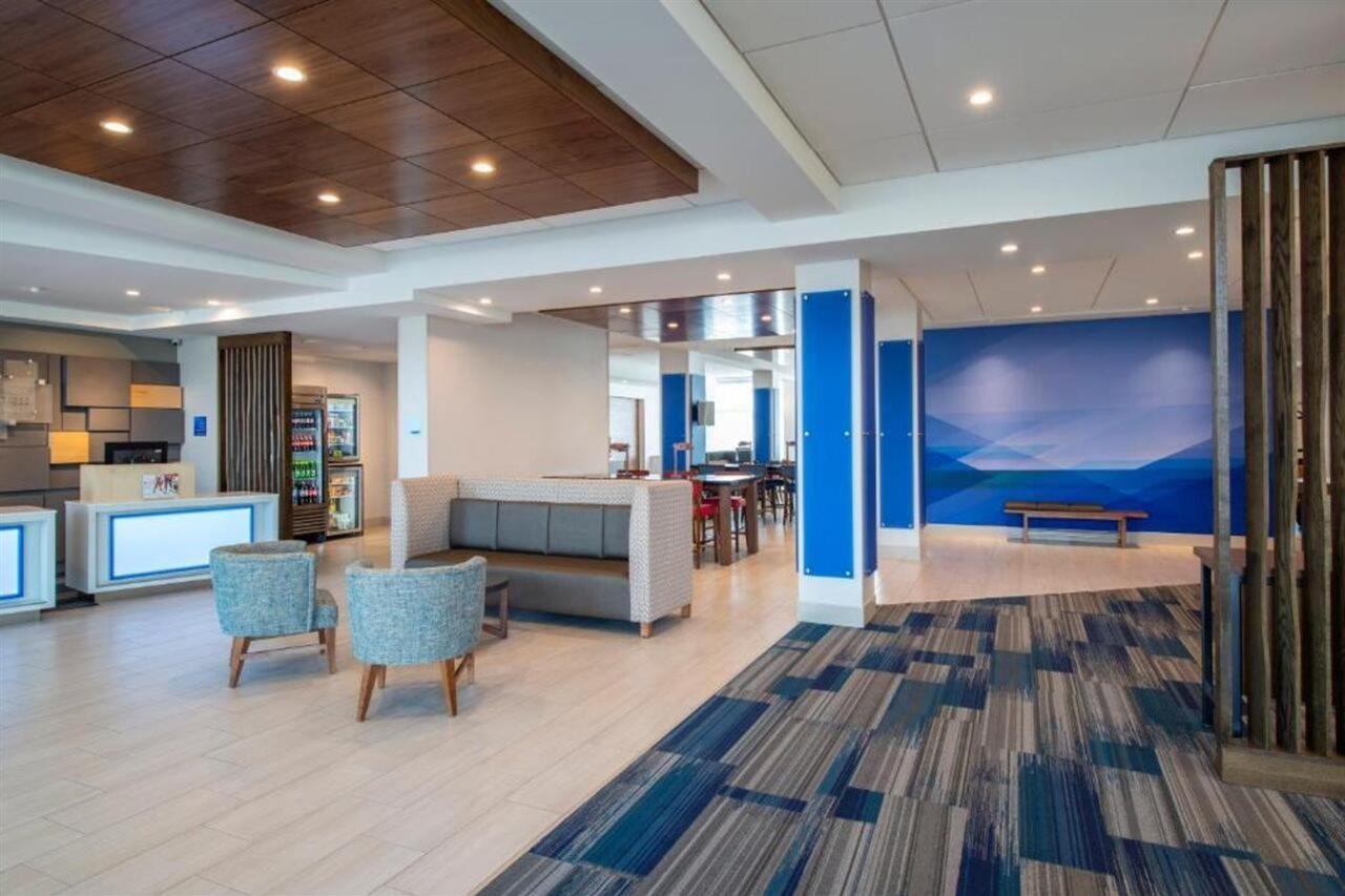Holiday Inn Express & Suites Kelowna - East By Ihg Exterior photo