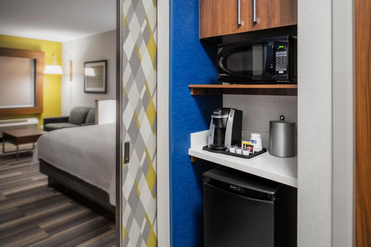 Holiday Inn Express & Suites Kelowna - East By Ihg Exterior photo