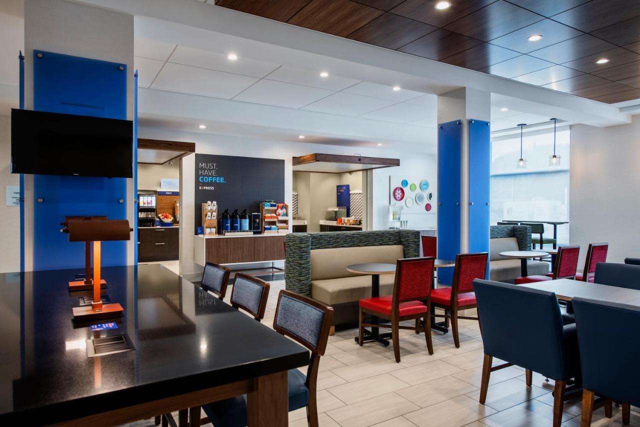 Holiday Inn Express & Suites Kelowna - East By Ihg Exterior photo