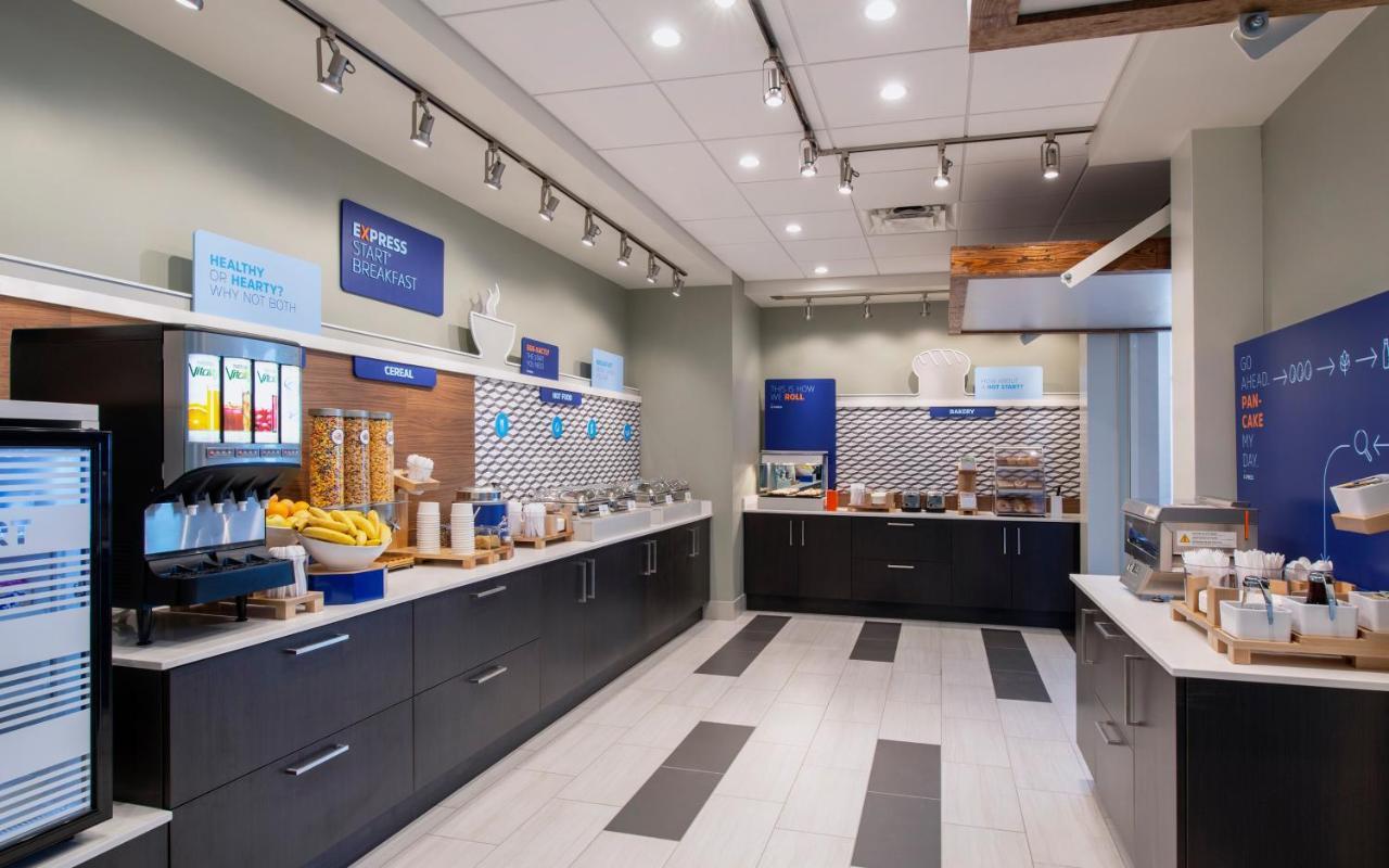 Holiday Inn Express & Suites Kelowna - East By Ihg Exterior photo