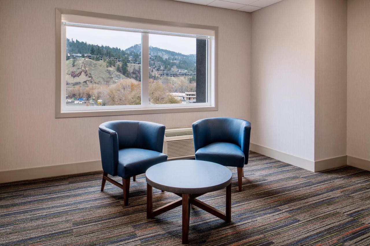 Holiday Inn Express & Suites Kelowna - East By Ihg Exterior photo